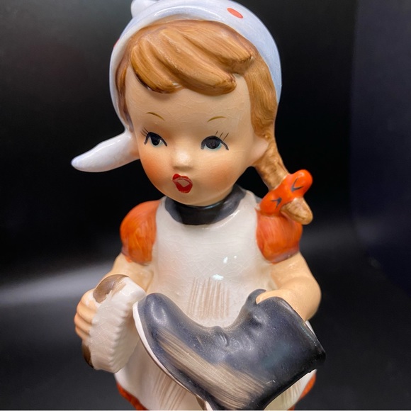 Vintage Rare Little Girl Shoe Polishing Collectible Figurine - Picture 6 of 8